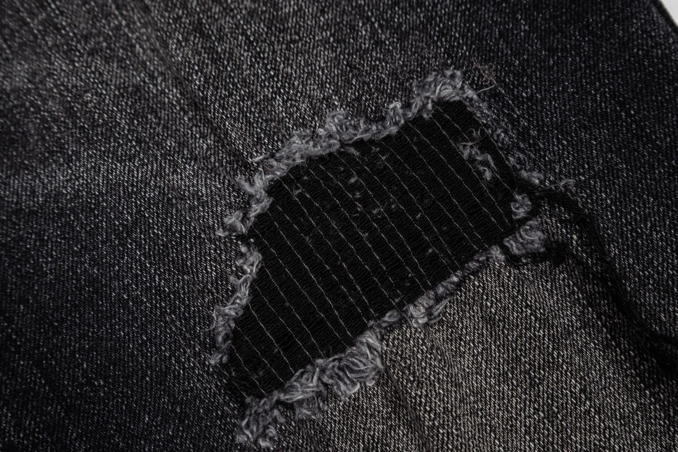 145 PURPLE BRAND 26New Arrival washed jeans with splash holes and holes. Really restores the ultimate Vintage texture. Three-dimensional version. Loose and comfortable, not picky on the figure. Makes taller and slimmer. Factory-made. Original factory quality control. Same style for men and women. Can be paired with couples. Versatile recommendation. Must-have jeans for all seasons. Hipsters have been disappointed. From the quality selection of fabrics, the tailoring of details, and the matching of patterns, they are all impeccable! The upper body is so handsome when worn...it can be easily worn by men, women and children! The craftsmanship is made of heavy-duty washed pure cotton denim fabric. After washing, it is soft and thick. It is very stylish when worn on the body. Color: Black Style number: # Size: 28 30 32 34 36